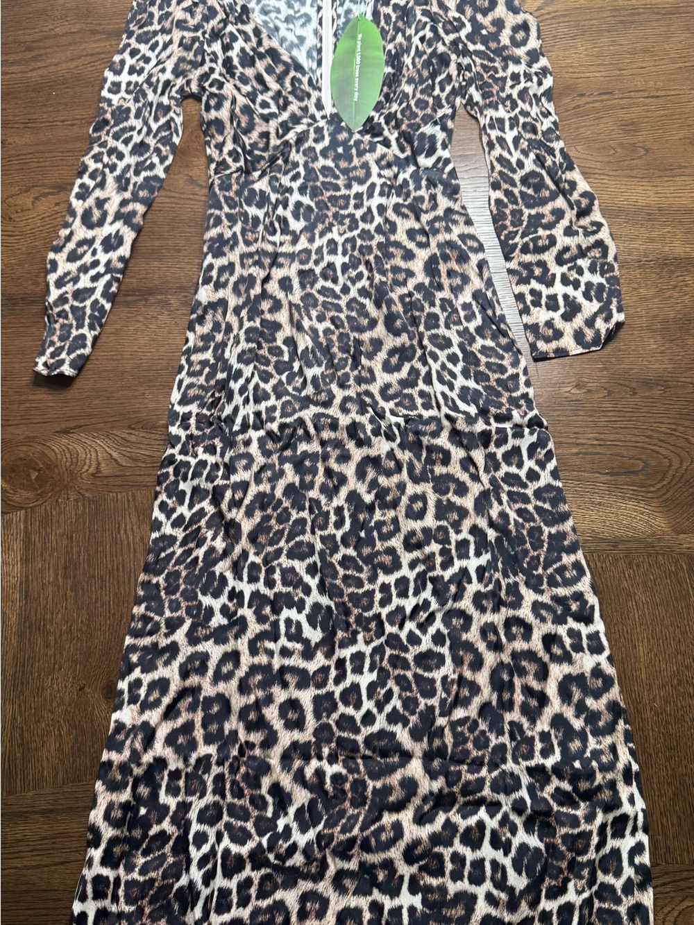 FARM Rio NWT Cheetah Animal-print satin midi dress, featuring a V-neckline XS . - Picture 9 of 14